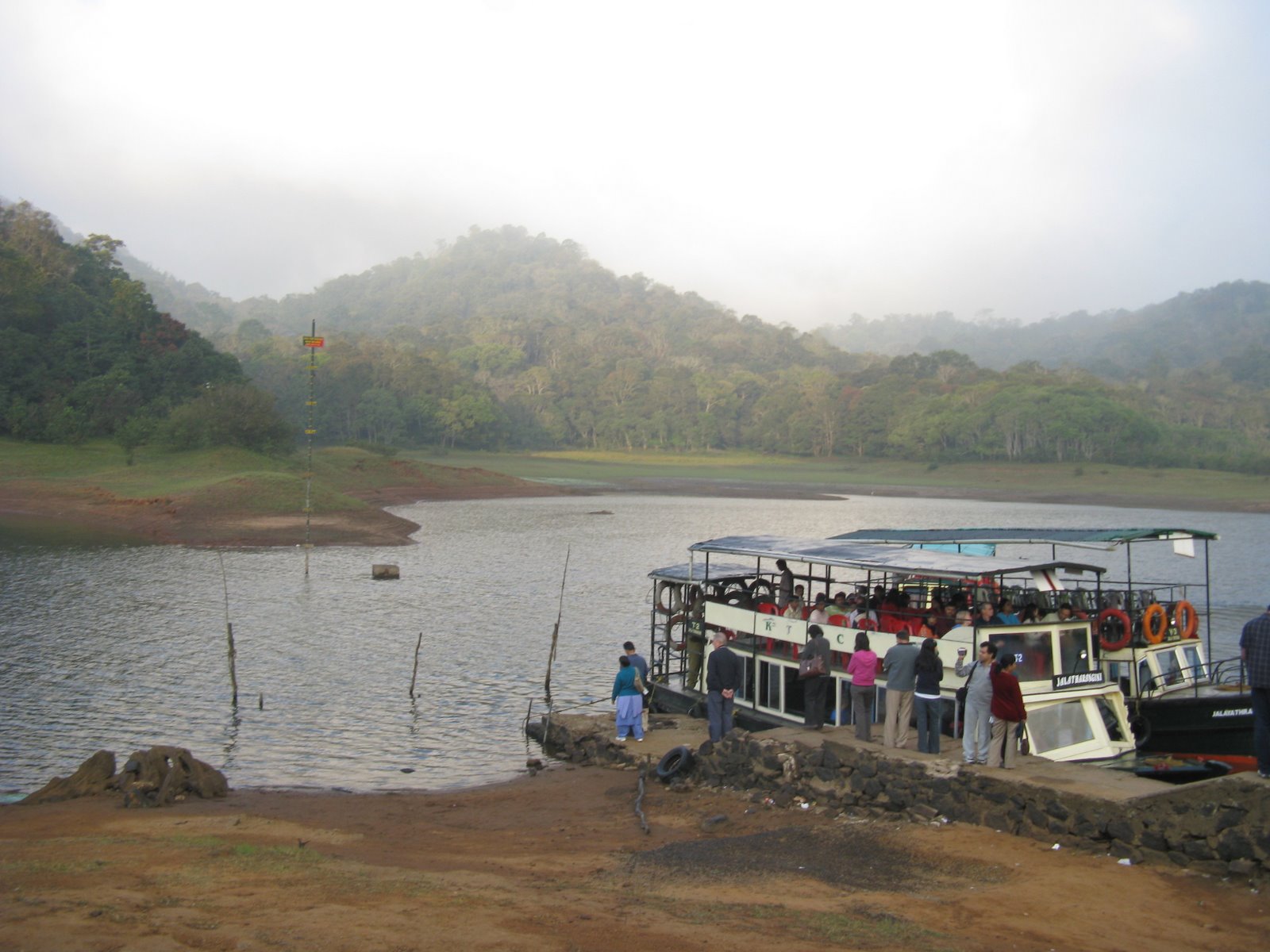 https://d3r8gwkgo0io6y.cloudfront.net/upload/Periyar Lake03.jpg